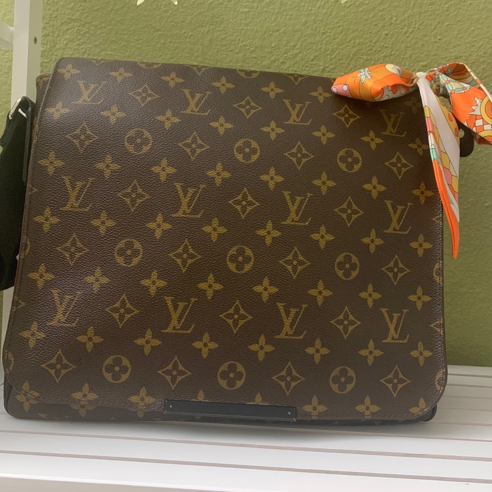 Louis Vuitton Messenger bag